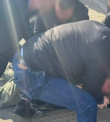 В Киеве задержали мужчину, который выдавал себя за «генерала» и вымогал 15 тысяч долларов за «услуги» по выезду за границу