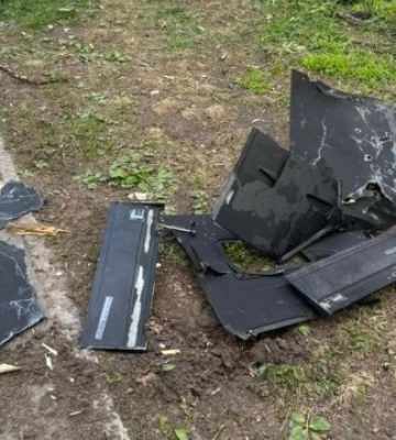 Жуткие кадры: вражеский дрон застрял в ветвях над городским кладбищем Киева, – соцсети