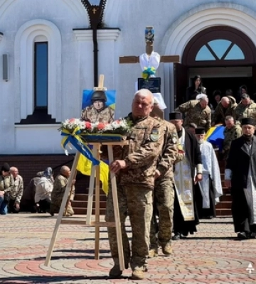 Нововолинська громада провела у останню земну дорогу Героя Сергія Марчука 