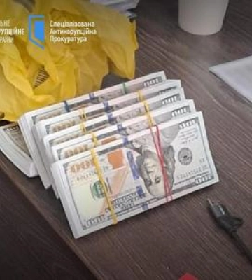 НАБУ і САП у Полтаві викрили посадовців СБУ та адвоката на хабарі у 110 тисяч доларів