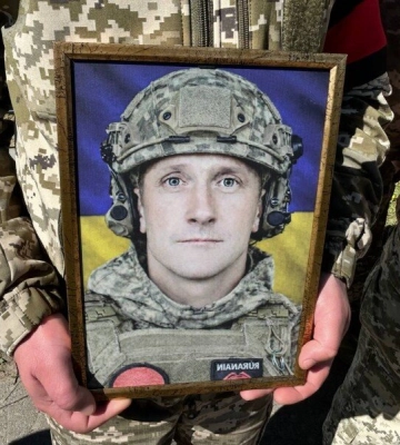 Останню дорогу встелили квітами: у Луцькій громаді попрощалися з Героєм Олександром Зіпертом