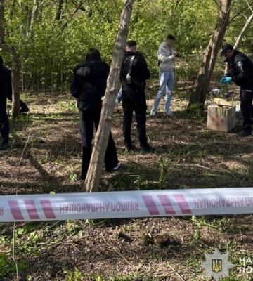У Львові в сумці посеред парку виявили тіло немовляти