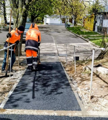 У Харкові комунальники усувають пошкодження дорожнього покриття 