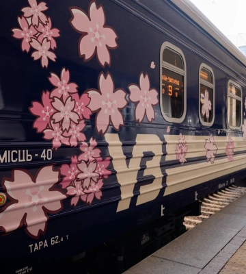 Рожевий рейс: Укрзалізниця запустила оновлений поїзд «Київ – Ужгород» у стилі сакури