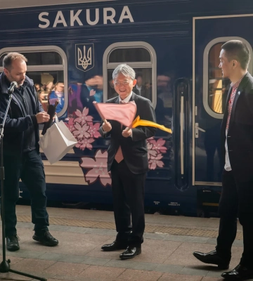 Рожевий рейс: Укрзалізниця запустила оновлений поїзд «Київ – Ужгород» у стилі сакури