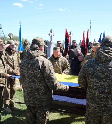 Нововолинська громада провела у останню земну дорогу Героя Сергія Марчука 