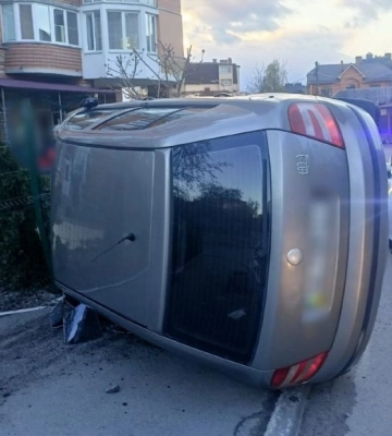 У Києві п’яний водій в’їхав у паркан і перевернувся