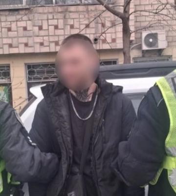 У Чернігові поліцейські затримали чоловіка, який стріляв зі стартового пістолета