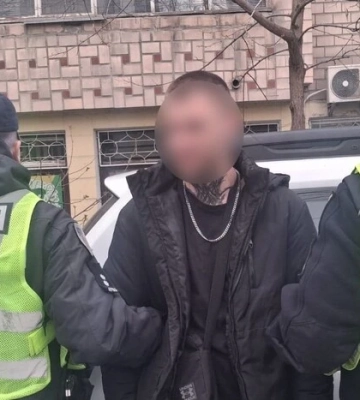 У Чернігові правоохоронці затримали чоловіка, який стріляв посеред вулиці