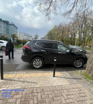 Паркування «на хвилинку» може створити небезпеку: у Рівному нагадали про правила для водіїв
