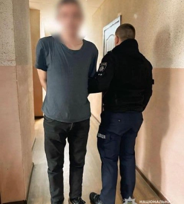 На зупинці транспорту побив жінку каменем та пограбував - на Дніпропетровщині затримано злодія