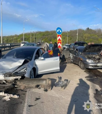 Київські поліцейські працювали на місці ранкової смертельної ДТП на Дарницькому мосту