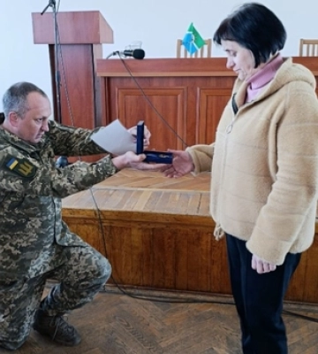 На Волині дружині загиблого воїна Сергія Ткачука вручили «Комбатантський хрест» 