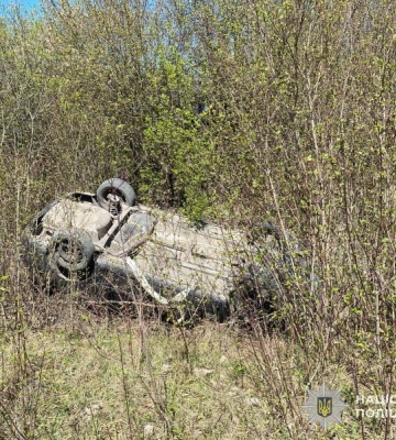 ДТП на Львівщині: автомобіль злетів у кювет, пасажирка в лікарні, - ФОТО
