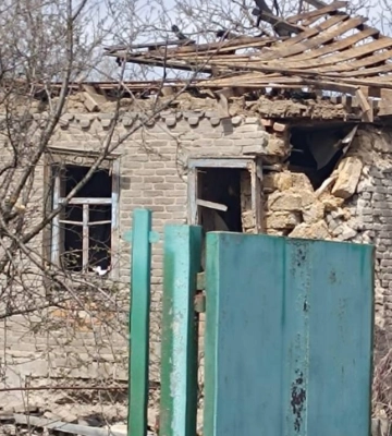 Російський дрон вдарив по селу на Харківщині: троє людей постраждали