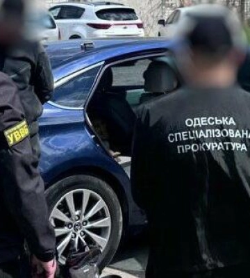 $12 тисяч за "інвалідність": в Одесі викрили схему втечі за кордон