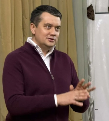 Нардеп Разумков хранит более 70 млн грн наличными, его семья владеет шестью домами – Цыбулько
