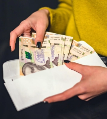 Зарплаты в Украине выросли: кто получает больше и где платят меньше всего