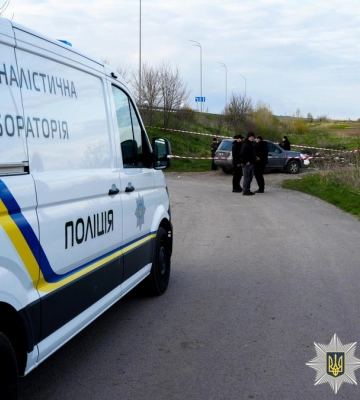 На Рівненщині поліцейські розшукують чоловіка, який відкрив вогонь по групі оповіщення військових та правоохоронця