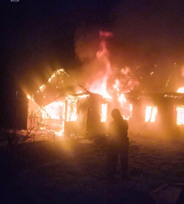 У селі на Київщині сильна пожежа у приватному будинку забрала життя літньої людини. ФОТО