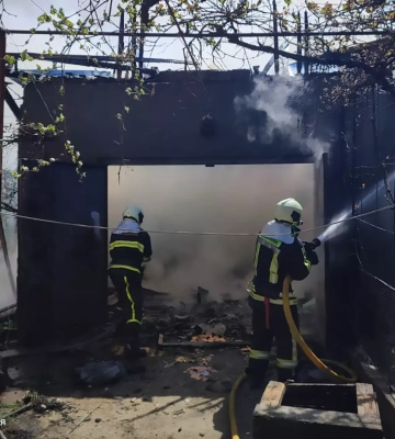 На Ужгородщині горів гараж: рятувальники запобігли поширенню вогню на житловий будинок