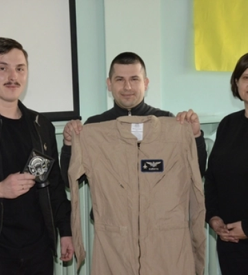 Легендарний пілот-винищувач передав музею у Луцьку свій «щасливий» комбінезон
