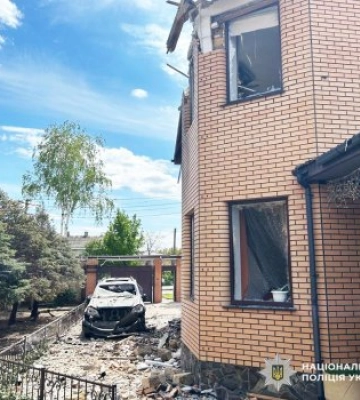 Пошкоджені будинки та цивільне авто - у Миколаєві поліцейські документують черговий воєнний злочин рф
