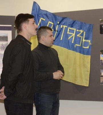 Легендарний пілот-винищувач передав музею у Луцьку свій «щасливий» комбінезон