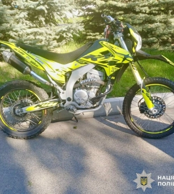 На Вінниччині неповнолітній мотоцикліст скоїв наїзд на двох школярок, - поліція