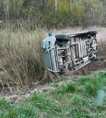 На Волині неуважна водійка за кермом Mercedes злетіла у кювет