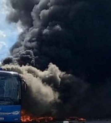 Вакцинальний автобус потрапив під ворожий обстріл у передмісті Дніпра: транспорт вигорів ущент, - МОЗ. ФОТОрепортаж