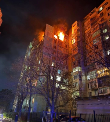 РФ ударила по Одессе дронами: две жилые многоэтажки повреждены и горят (видео)