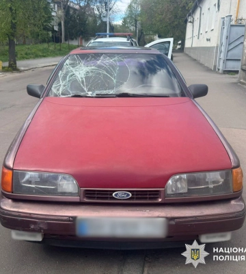 У Житомирі легковик скоїв наїзд на чоловіка поза межами пішохідного переходу. ФОТО