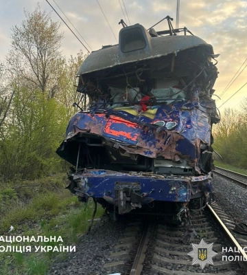 ДТП на залізничному переїзді: на Львівщині внаслідок зіткнення автокрана та поїзда загинув машиніст