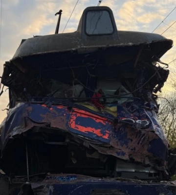 У Львівській області автокран виїхав на залізничні колії та зіткнувся з пасажирським потягом "Київ-Ужгород"