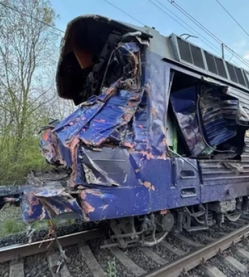 Трагедія на Львівщині: потяг Київ–Ужгород зійшов з рейок, загинули машиніст та водій автокрана