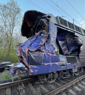 Жахлива аварія на залізниці: потяг  Київ-Ужгород злетів з рейок після ДТП