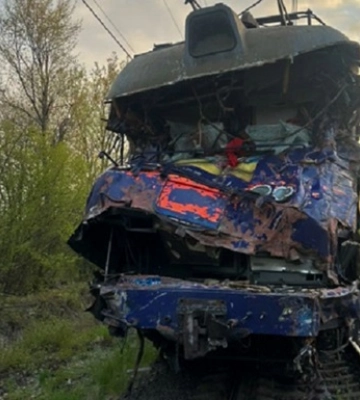 Во Львовской области автокран столкнулся с поездом, есть погибший