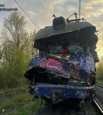 Зіткнення потяга з автокраном на Львівщині: фото з місця аварії