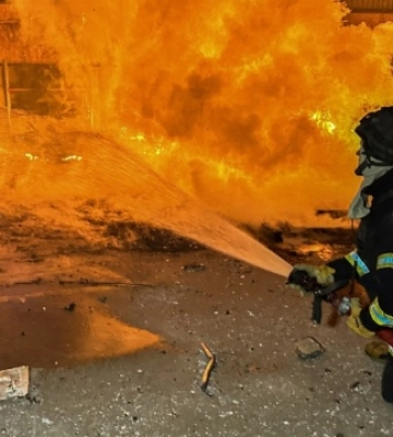 Пожежу гасили під обстрілами: росіяни уночі вдарили по поштовому складу в Херсоні