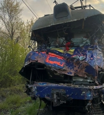 ДСНС: на Львівщині пасажирський поїзд зіткнувся з автокраном: загинув машиніст