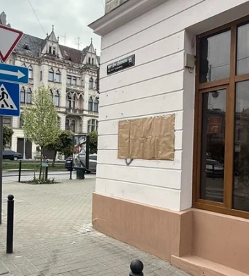 В центре Львова вандалы похитили памятную таблицу Джохару Дудаеву, которую установили там 21 апреля