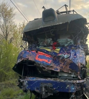 Аварія поїзда Київ-Ужгород: водій автокрана помер дорогою до лікарні