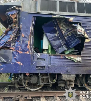 Зіткнення потяга з автокраном на Львівщині: водій помер дорогою в лікарню
