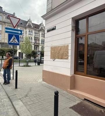 У Львові викрали меморіальну таблицю Джохару Дудаєву