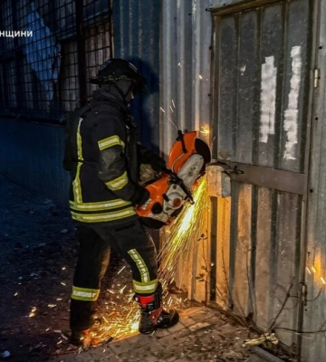 Рашисти завдали повторних ударів по рятувальниках, які гасили пожежу у Херсоні (, )