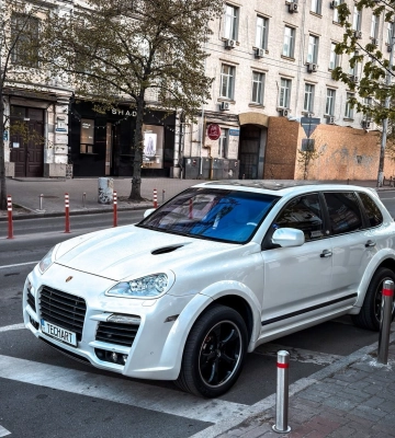 700-сильный монстр: в Киеве заметили безумный заряженный кроссовер Porsche 2000-х 