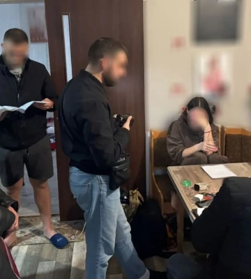 Змушували працювати в еротичному салоні. У Львові затримали двох сестер за підозрою в експлуатації неповнолітньої