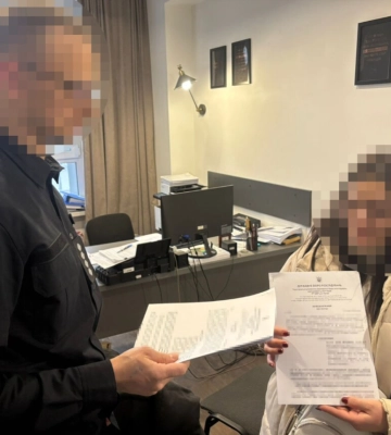 ГБР разоблачило чиновницу ТЦК, которая за деньги меняла данные о призывниках