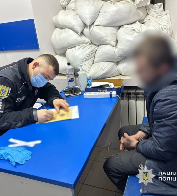 В Одесі пасажир з пістолетом напав на таксиста посеред поїздки, - ФОТО